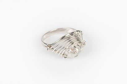 Bague tourbillon en or gris sertie de trois...
