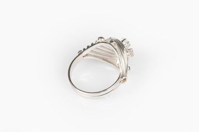 Bague tourbillon en or gris sertie de trois...