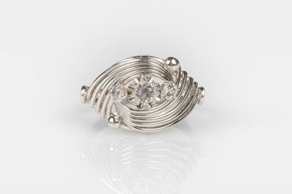 Bague tourbillon en or gris sertie de trois...