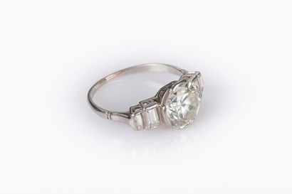 Bague en platine 850 millièmes, ornée d'un...