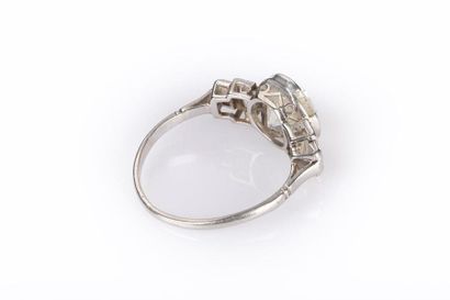 Bague en platine 850 millièmes, ornée d'un...