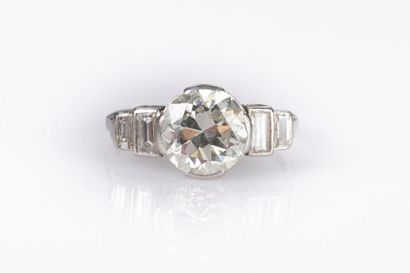 Bague en platine 850 millièmes, ornée d'un...
