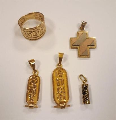 Ensemble de bijoux en or bas titre: croix,...