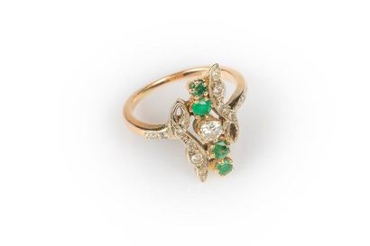 Bague mouvementée en or sertie de diamants...