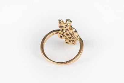 Bague mouvementée en or sertie de diamants...