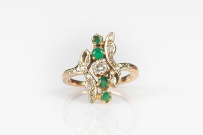 Bague mouvementée en or sertie de diamants...
