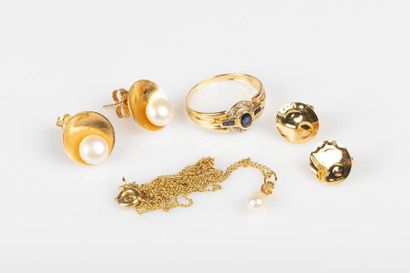 Bague, 2 paires de clous d'oreilles, chaîne...