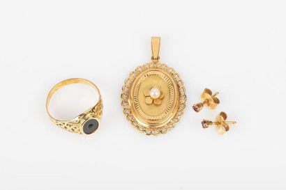 Bague, pendentif et paire de clous d'oreilles...