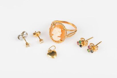 Bague, pendentif et 2 paires de clous d'oreilles...
