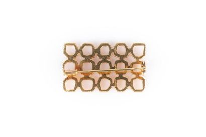 CHAUMET. Broche rectangulaire en or jaune...