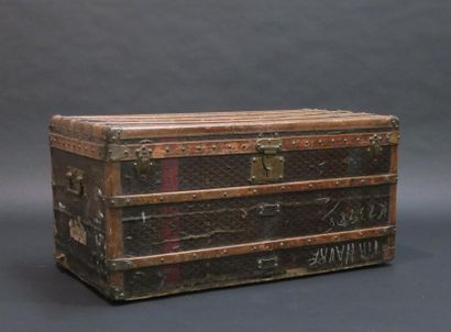 GOYARD. Malle de voyage en bois garni de...