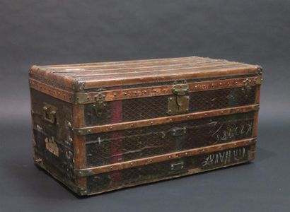 GOYARD. Malle de voyage en bois garni de...