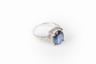 Bague en or gris sertie d'un saphir ovale...