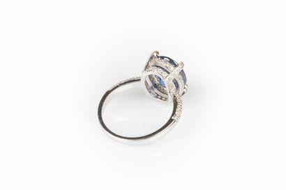 Bague en or gris sertie d'un saphir ovale...