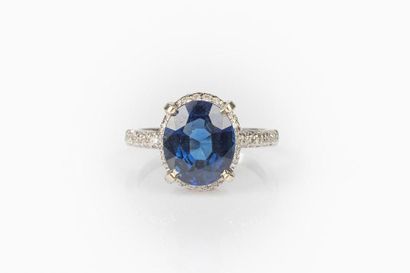Bague en or gris sertie d'un saphir ovale...