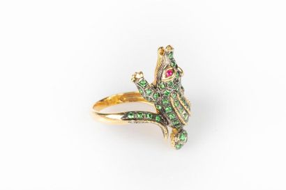 Bague en or à décor d'un alligator pavé de...