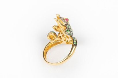 Bague en or à décor d'un alligator pavé de...