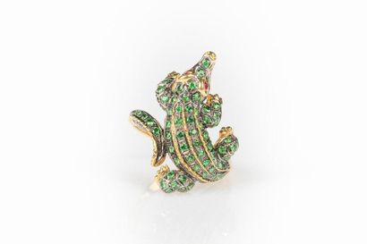 Bague en or à décor d'un alligator pavé de...