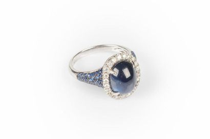 Bague en or gris sertie d'un saphir cabochon...