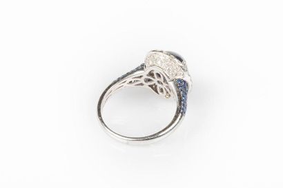 Bague en or gris sertie d'un saphir cabochon...