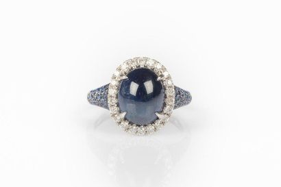 Bague en or gris sertie d'un saphir cabochon...