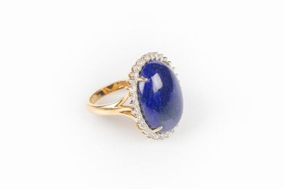 Bague en or de deux tons sertie d'un lapis...