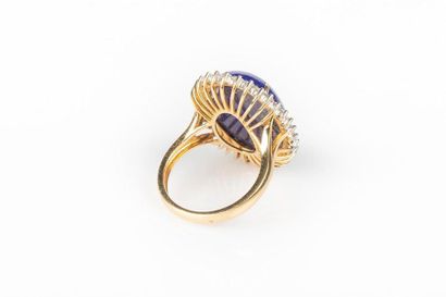 Bague en or de deux tons sertie d'un lapis...