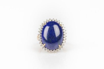 Bague en or de deux tons sertie d'un lapis...
