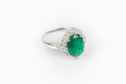 Bague en or gris sertie d'une émeraude de...