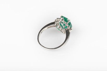 Bague en or gris sertie d'une émeraude de...