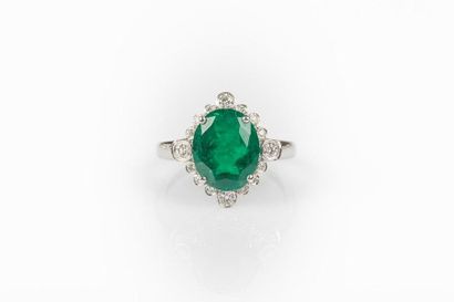 Bague en or gris sertie d'une émeraude de...