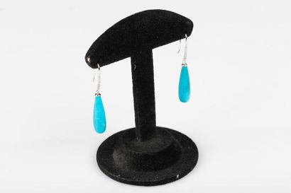 Paire de pendants d'oreilles en or gris sertis...