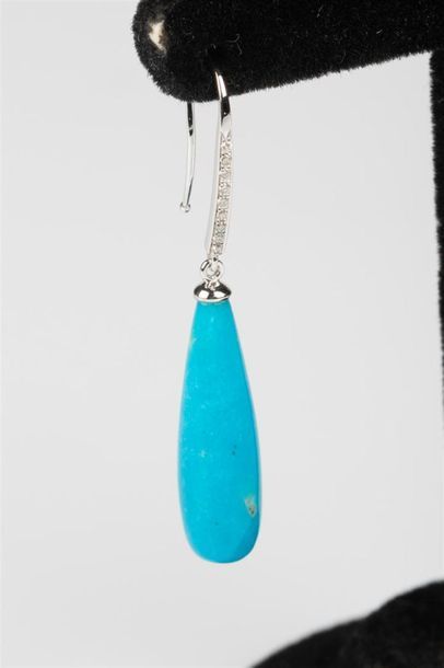 Paire de pendants d'oreilles en or gris sertis...