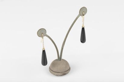 Paire de pendants d'oreilles en or sertis...