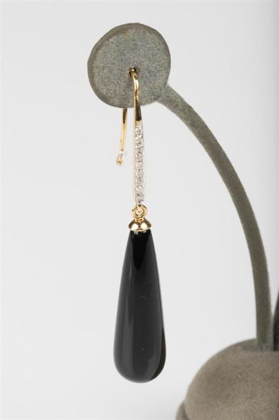 Paire de pendants d'oreilles en or sertis...