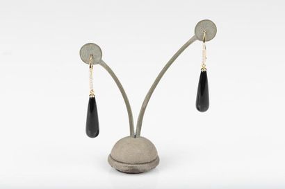 Paire de pendants d'oreilles en or sertis...