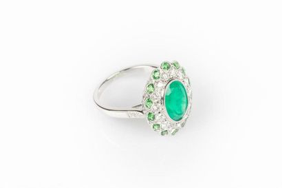 Bague en or gris sertie d'une émeraude de...