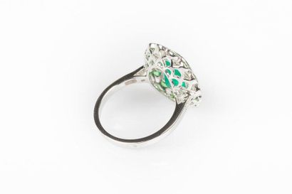 Bague en or gris sertie d'une émeraude de...