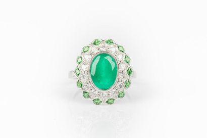 Bague en or gris sertie d'une émeraude de...