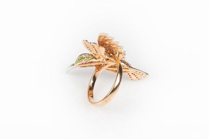 Bague en or de deux tons à décor d'un colibri...