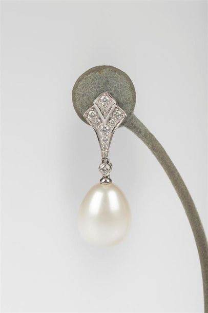 Paire de pendants d'oreilles en or gris sertis...