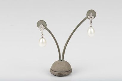 Paire de pendants d'oreilles en or gris sertis...