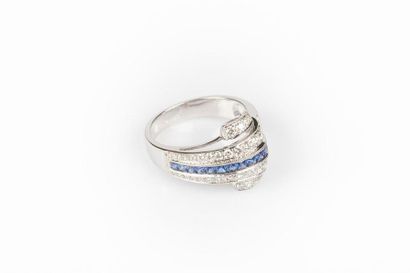Bague en or gris ornée d'une volute pavée...