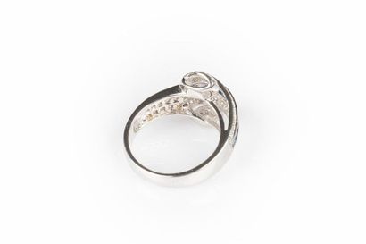 Bague en or gris ornée d'une volute pavée...