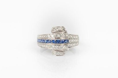 Bague en or gris ornée d'une volute pavée...