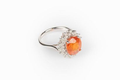 Bague en or gris sertie d'un grenat spessartite...
