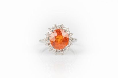 Bague en or gris sertie d'un grenat spessartite...