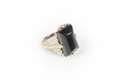 Bague en or gris sertie d'un cabochon onyx...