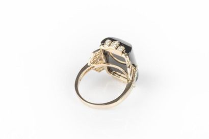 Bague en or gris sertie d'un cabochon onyx...