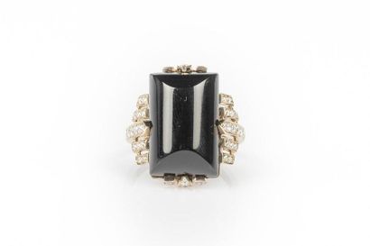 Bague en or gris sertie d'un cabochon onyx...
